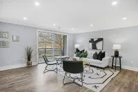 Modern 2-bedroom condo, Walk to metro