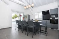 Villa Avec Piscine, Spacieuse, Calme, au Centre du Nord Grande-terre