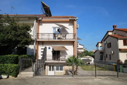 Blue Adria Suite 2 - romantic and within walking distance of the beach and town