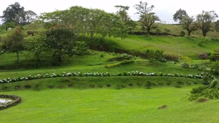 Escape to the mountain: Cabaña Finca Barajas Отели в г. Турриальба