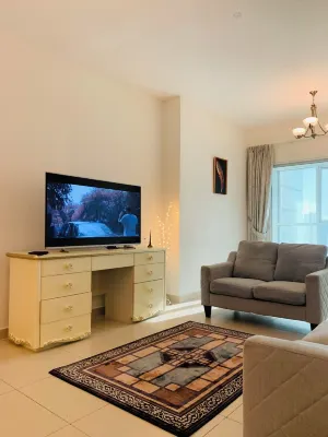 Cozy 2-bedroom apartment in superb Sharjah corniche with WiFi, fitness room pool โรงแรมใน