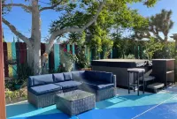 Artists in Wonderland: One-of-a-kind Vibrant Home