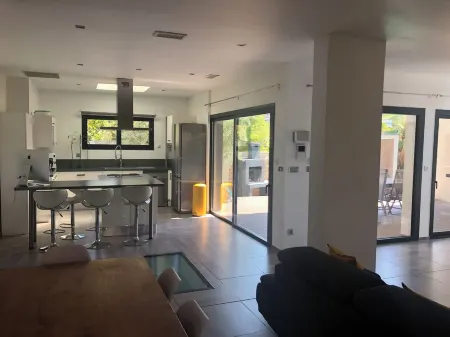 Contemporary air-conditioned villa with heated pool