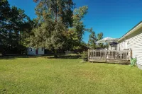 Comfortable 3 Bedroom Home with King Suite, Pool Table & Fenced Yard Hotels in James City