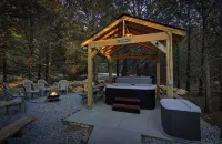 Ranch Cabin w/Hot Tub. Communal Sleeping 2 Queen + Full Trundle