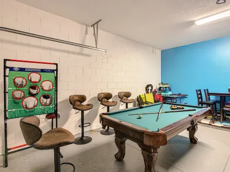 Perfect Getaway Villa - 6Br, 4.5Ba, Heated Pool + Free EV Charger - 12 Guests.