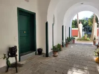 Donna Rebecca, apartment in fine building with garden