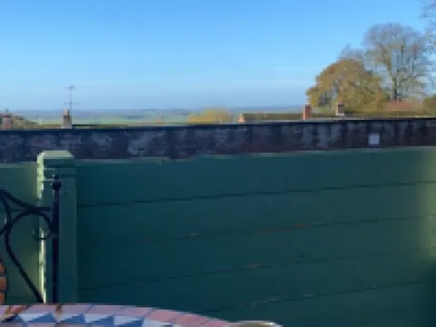 Cosy two bedroom cottage with log fire in the beautiful village of Swynnerton. Hotel a Stone