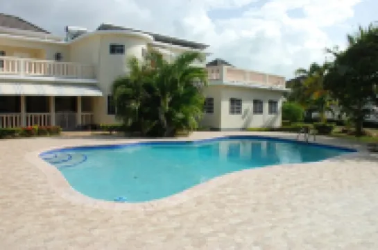 Spacious 7-bedroom villa with WiFi and AC in charming Hanover.