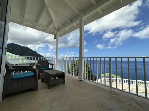 One bedroom apartment with king size bed and a view!