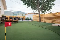 Lake & Lounge - Mid Century - Cozy 3 beds - Walk to Town, Putting Green, Pets