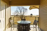 Lux 2BR Condo w/Jacuzzi, fast Wifi, Clubhouse, Gym