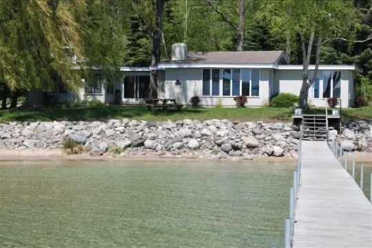 Lake Front Cottage on the north shore of Lake Charlevoix 海斯酒店