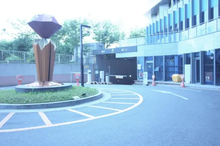 The Comfortable Trini Hotel Отели рядом с достопримечательностью «Everland»