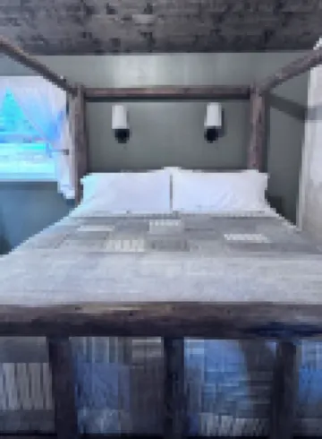 Cozy and charming little cabin nestled up in the trees ,in columbia falls MT