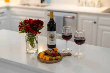 Pecan Retreat-Half Mile to Main