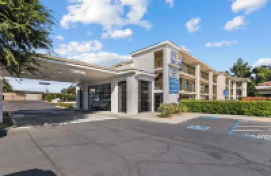 Vagabond Inn Executive Old Town カリフォルニア州立鉄道博物館周辺のホテル