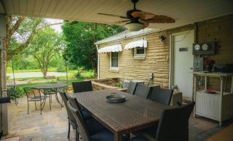 Lakehouse HOT TUB 8 Miles TO Downtown ON 60 Acres