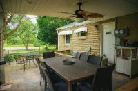 Lakehouse HOT TUB 8 Miles TO Downtown ON 60 Acres