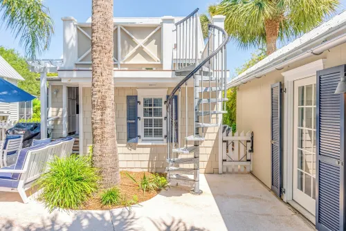 COTTAGE WITH PRIVATE POOL TWO BLOCKS TO BEACH