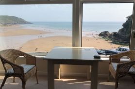 Stunning Beach Front Apartment in Caswell Swansea