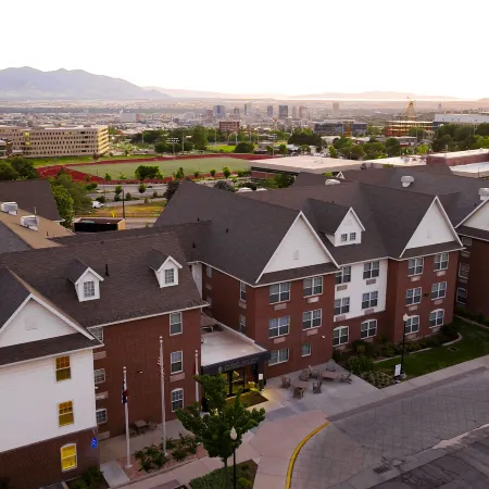 University Guest House & Conference Center Отели рядом с достопримечательностью «Сад Red Butte»