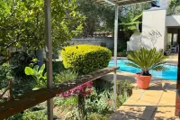 Cottage - Sleeps 4 - Pet Friendly - Pool - Parking - 3-نجوم