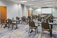 Hampton Inn & Suites Kansas City-Country Club Plaza - Business