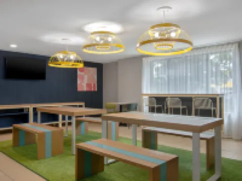 スパーク バイ ヒルトン モンゴメリー イーストチェイス モントゴメリーのホテル