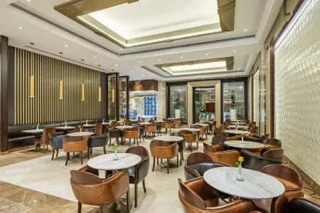 Al Marwa Rayhaan Отели рядом с достопримечательностью «Черный камень»