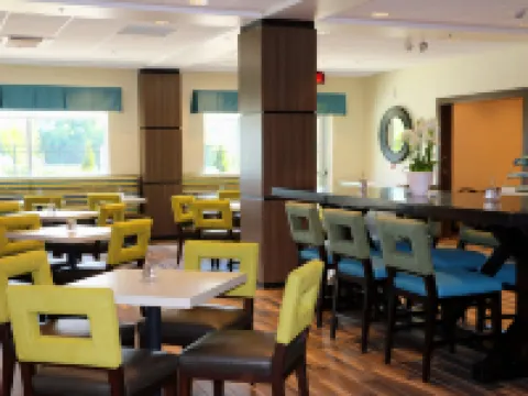 Holiday Inn Express & Suites HENDERSONVILLE SE - FLAT ROCK by IHG Hoteles en Flat Rock