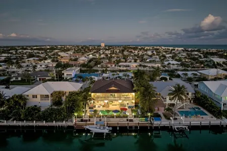 5 Bedrooms, Pool/Spa Heated, Bikes, Kayaks, Game Room, Elevator, Deep 75' Dock. Отели в г. Key Colony Beach