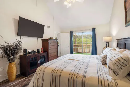 On Lake Time Taneycomo - Amazing Views