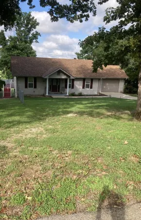 Charming 2-bdrm house with AC, WiFi in Cherokee Village with amazing river views