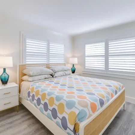Updated Dtwn Naples Condo Across from Beach!