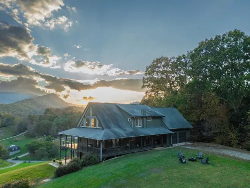 New- Charming 2-bedroom home with amazing views, minutes to downtown Waynesville