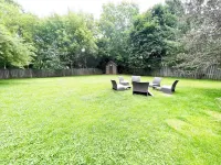 Charming century log home steps away from Lake & cross the park Hotel di Barrie