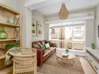 Spacious 2-Bed Apartment in the heart of Manly - 2-Star