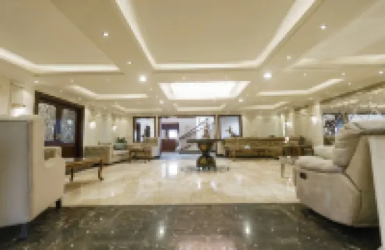 Alsawah Elite 5Br Retreat with Private Pool in Green Heights