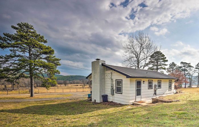 Cozy & Scenic Hodgen Cottage on 650 Acres!