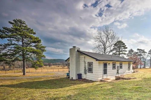 Cozy & Scenic Hodgen Cottage on 650 Acres! - 3-Star