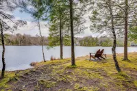 Lakefront Poconos Cabin w/ Deck & Game Room - Homestays