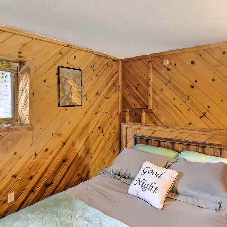 Cozy Studio Near Hiking & Skiing, Walk to Downtown