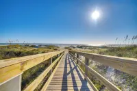 Resort Condo Steps to Beach: Snowbirds Welcome! - Parkplatz