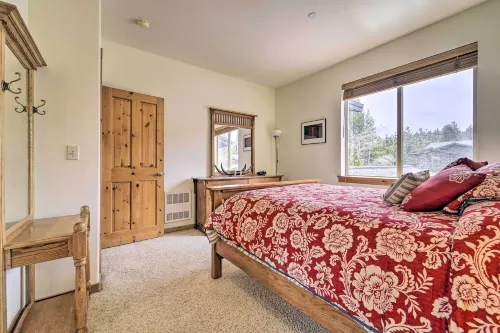 2 Mi to Donner Lake: Walkable Truckee Condo! - parking