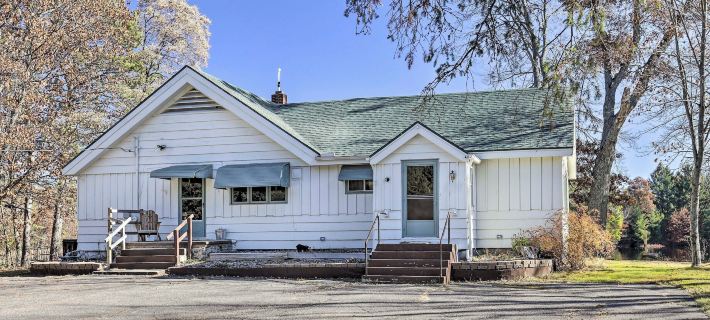Retro Rhinelander Lake Retreat w/ Fire Pit! Ξενοδοχεία στην πόλη Oneida County