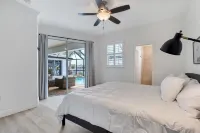 Sandpiper Sanctuary -waterfront Luxury With Private Pool, Spa & Dock 3 Bedroom Home - balcony