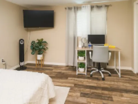 Modern Peaceful Getaway•9 Min to Beach•Fast Wi-Fi Hotels in Holiday