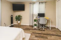 Modern Peaceful Getaway•9 Min to Beach•Fast Wi-Fi Hotels in Holiday