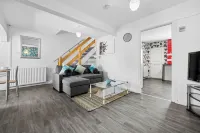 Cozy 3 bedroom house with free parking and near hospital